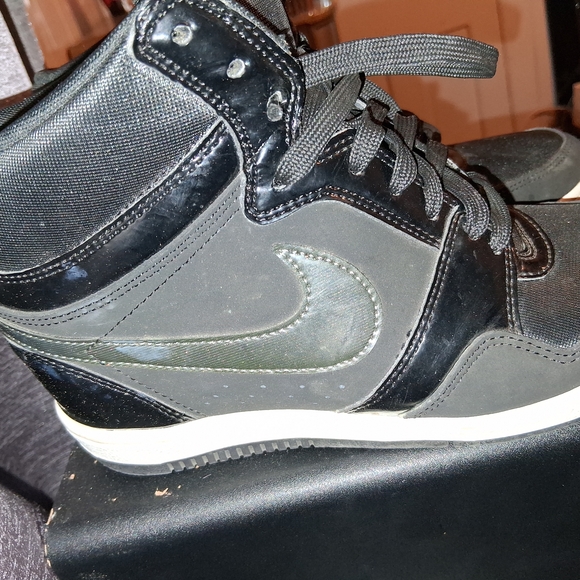 Nike Black Sneakers - Picture 3 of 5